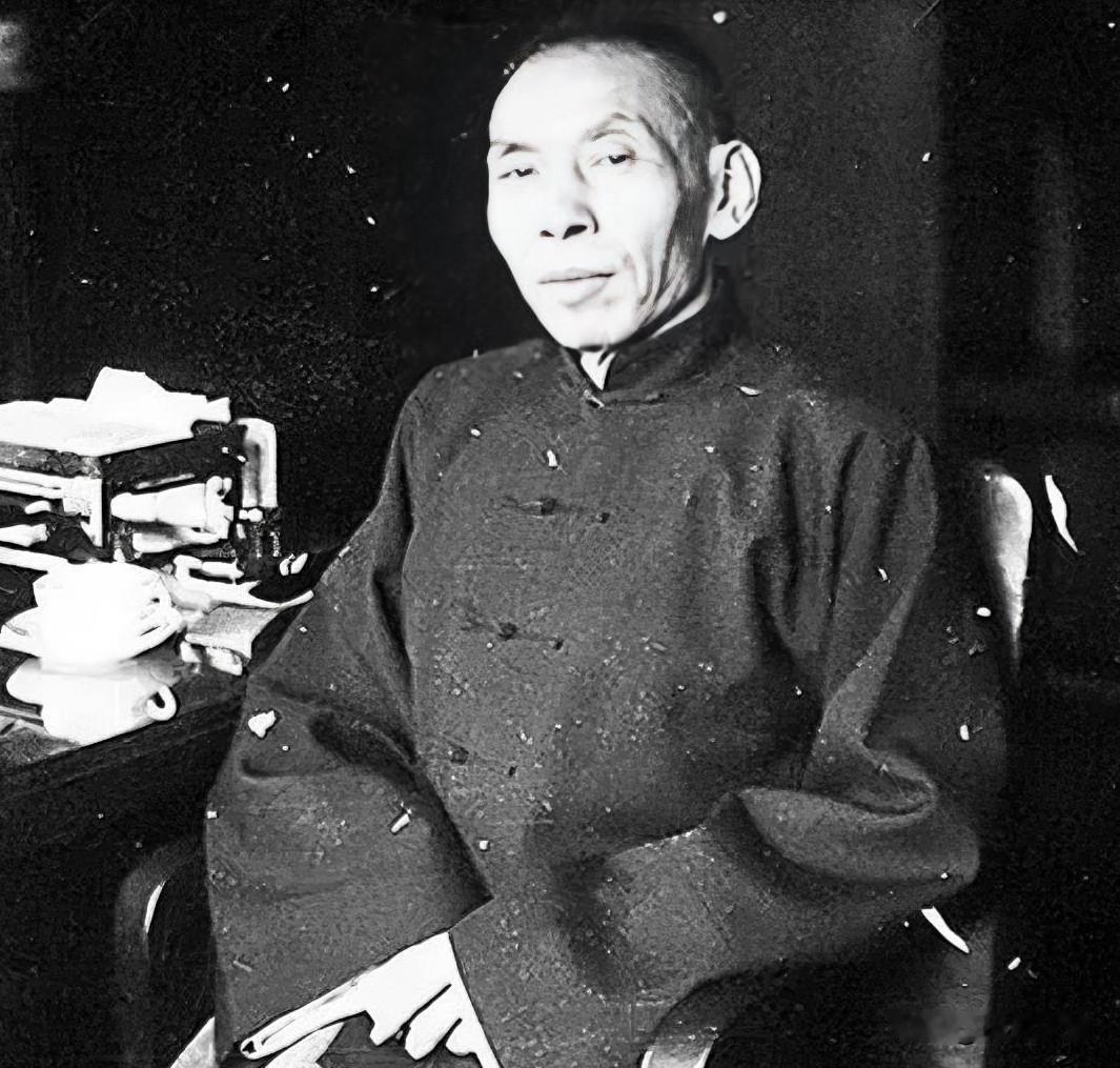 1888年，杜月笙生于上海浦东。幼年命运坎坷，4岁丧母，6岁丧父，只断断续续读过