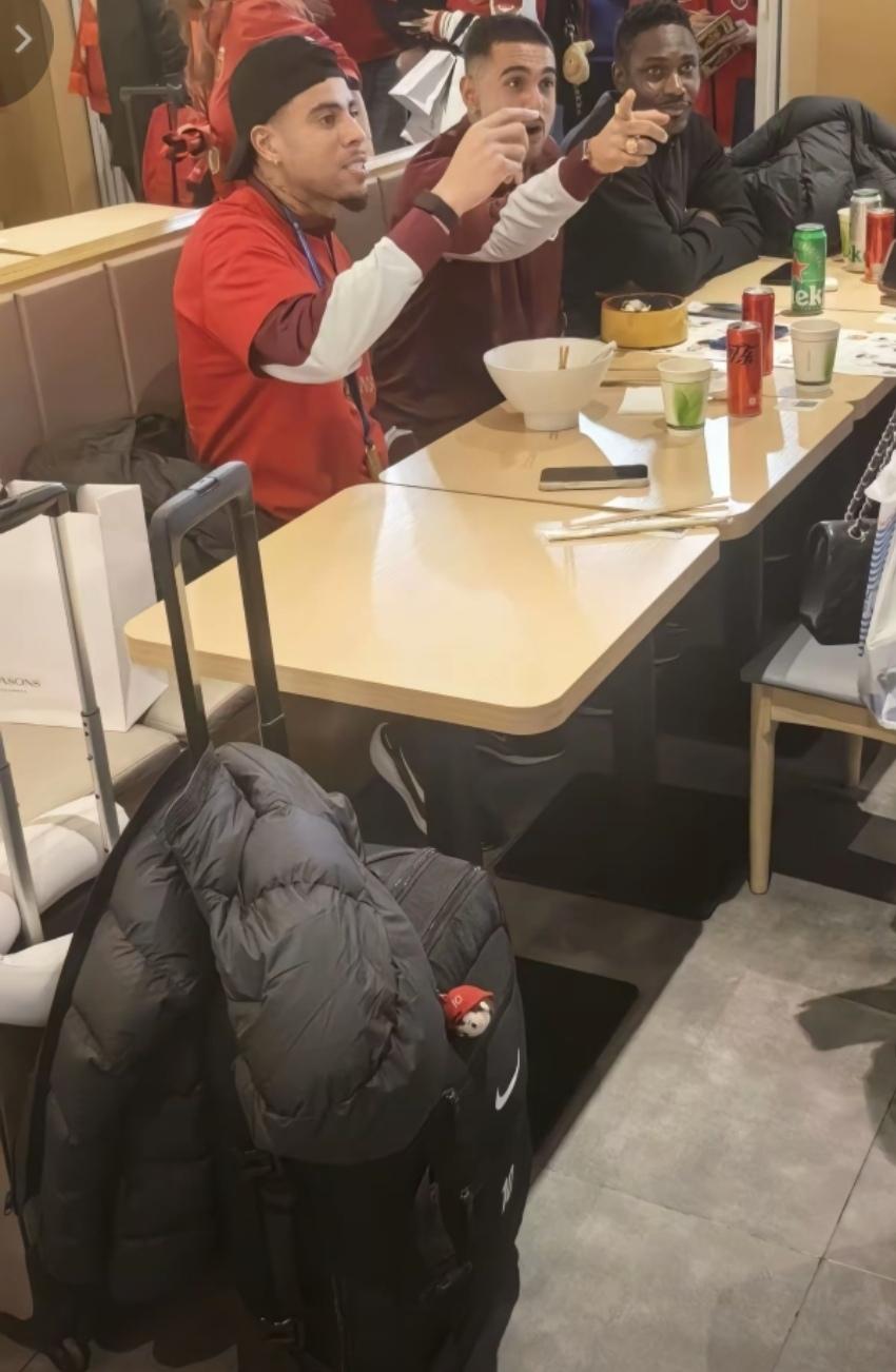 马莱莱难道下赛季要加盟海港了？我们看到昨天赛后海港球员在吃饭时，前申花球员马莱莱