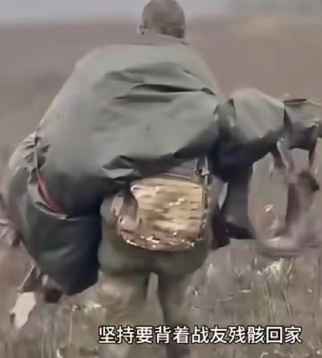 不惧生死，俄士兵坚持背着战友残骸回家，三年俄乌战争死伤无数，此举令俄乌士兵感动