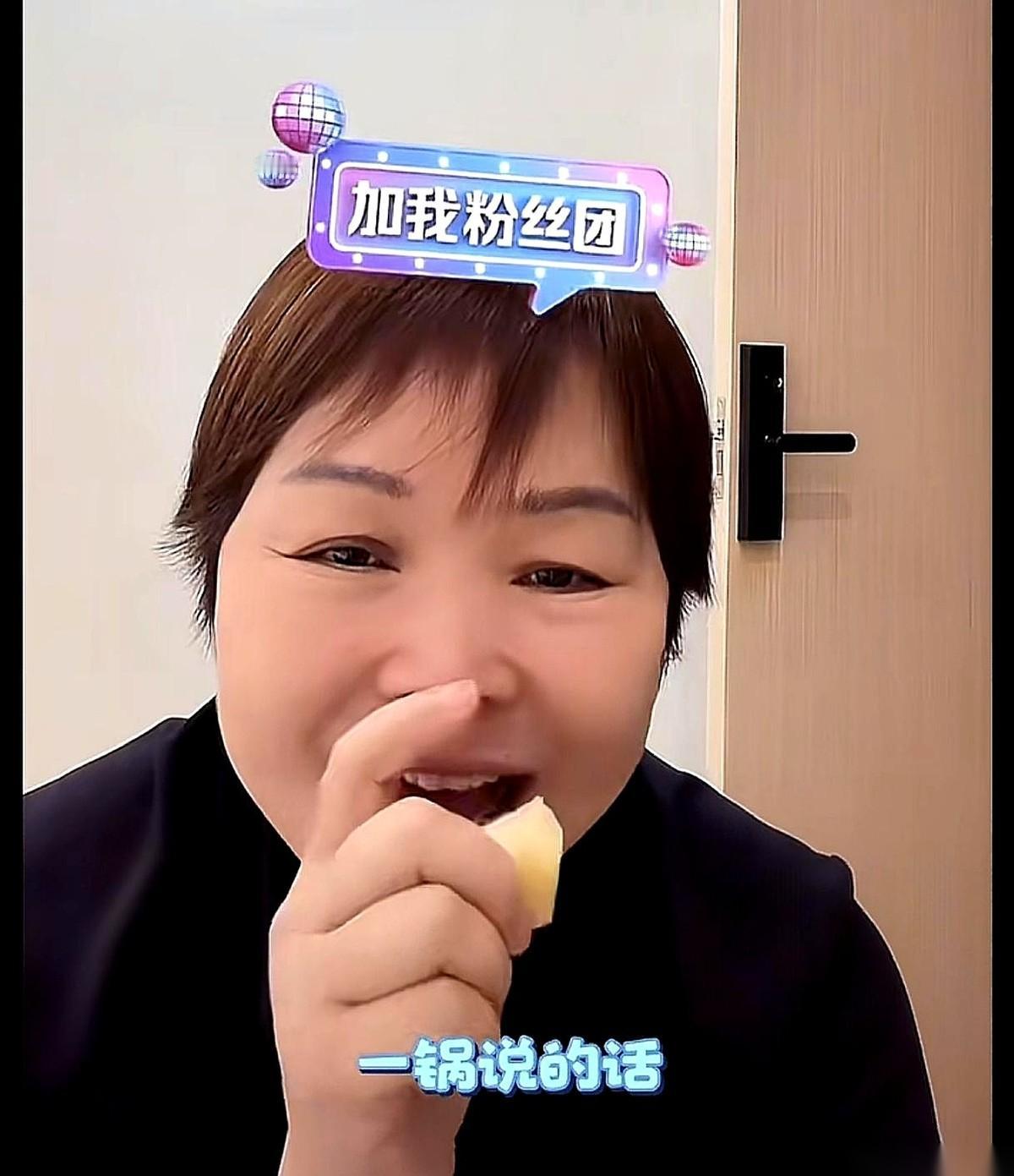 把一整根带着皮的玉米，直接扔进锅里煮。我看到这一幕的时候，真的，我先是笑，然后