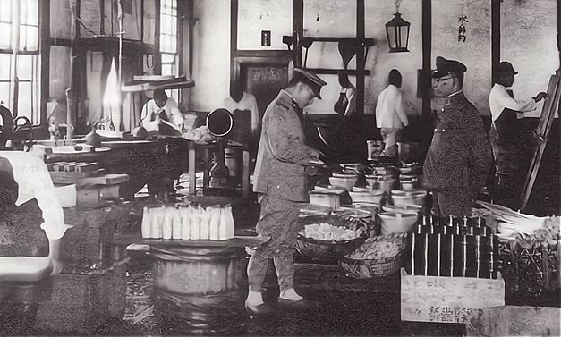 明治维新后，日本效仿西方建立近代陆军与后勤体系，军粮供应制度也随之革新。早期日军