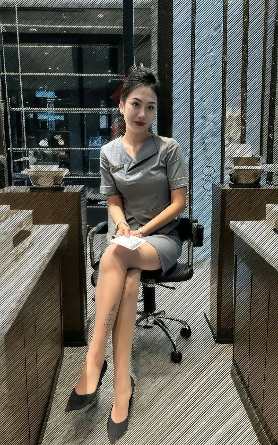 这是纹了个什么啊，三文鱼吗？招个有纹身的前台，不合适吧