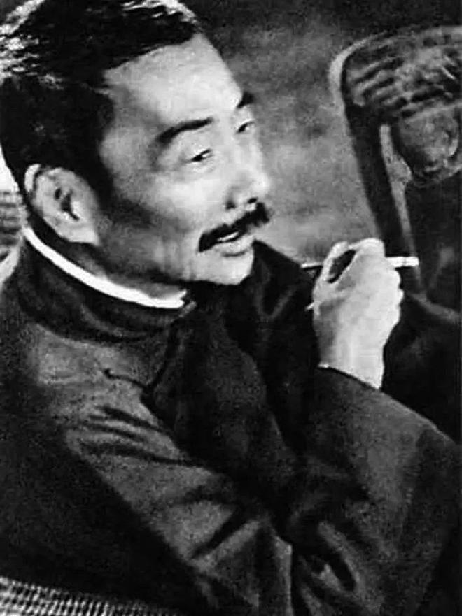 鲁迅故里景墙上的夹烟画面投诉事件，以孙女士道歉，吸烟画面不做修改而画上句号，一场闹剧终于戛然而止。绍