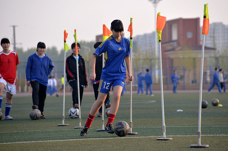。他没有职业俱乐部注册经历，凭借U17亚洲杯预选赛5场11球的亮眼表现获得征召。此次更多是历练性质，
