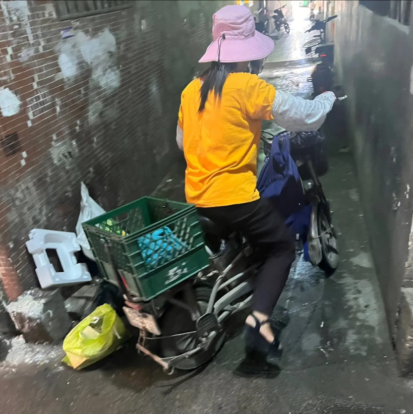今天在京东点了个外卖，这个送餐的骑手简直把我惊得目瞪口呆，人家这才是高手啊！餐
