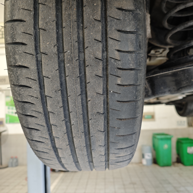 迈腾4万公里后轮吃胎最近一个月行驶时老是感觉脚底板有微微振感，像是轮胎椭圆每转