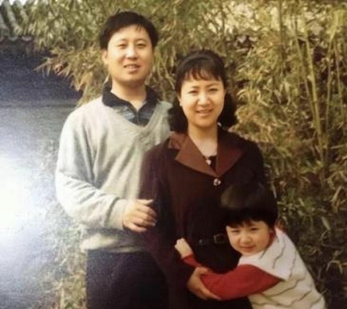 感觉杨紫一家真神奇！一家三口共用一张脸，圆润饱满，一看都是有福之人。小时候的杨紫