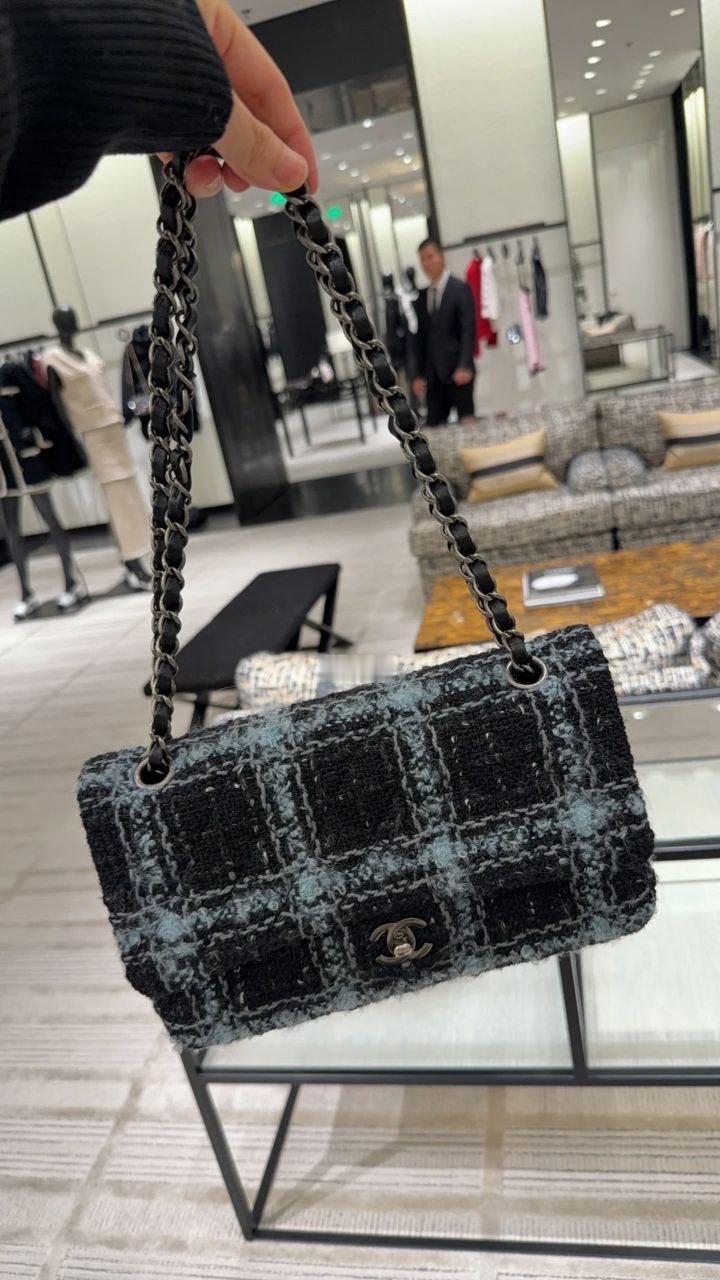 婚姻里的“共享账单”：不止是钱，更是心现在很多夫妻流行“共享账户+个人小金库