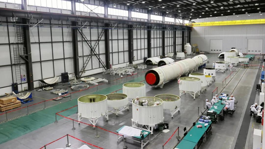 力箭一号遥十三运载火箭顺利出厂近日，力箭一号遥十三运载火箭在中科宇航产业化基地如