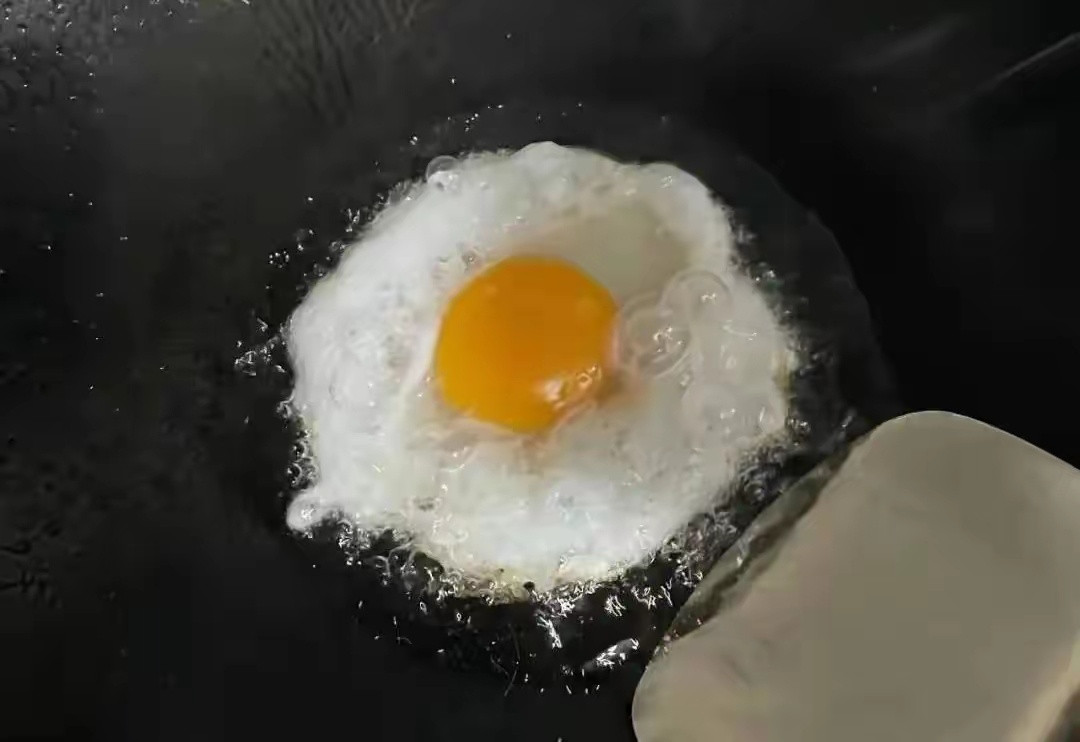 1、炒菜时，不要加冷水，冷水会使菜变老变硬不好吃，而加开水炒出来的菜又脆又嫩。2