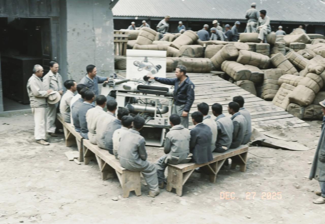 抗战影像录·美第十四航空队给中方空军机务人员教授航空发动机原理。第二张是中方人员