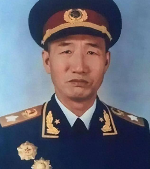 他培养出800位将军，却拒绝接受元帅军衔，背后原因到底是什么？1931年深秋，