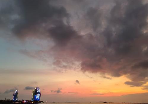 伊朗导弹威慑下，美国航母紧急撤离：一场没有硝烟的信息战