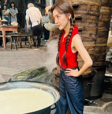 路人手机下的章若楠还是很美的