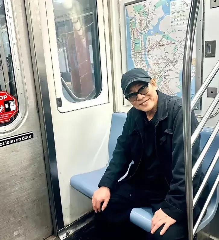 李连杰发文说：“女儿陪我去坐地铁、逛中央公园，……这种普通的日子真自在啊。”网友