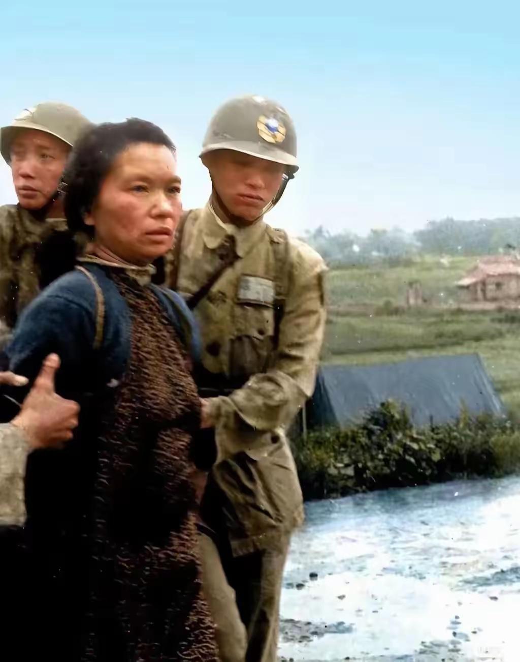 这不是剧照，而是朱枫被捕前的真实留影，眉宇间透着坚毅与决绝。朱枫的牺牲有点可惜，