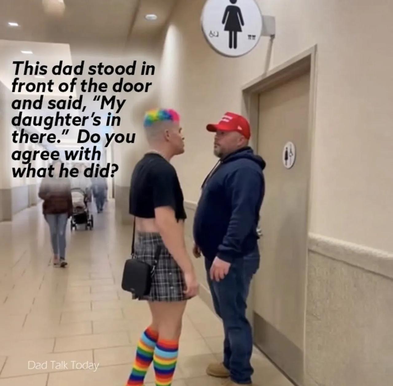 女儿正在里面上厕所，美国一位父亲守在女厕门口阻止跨性别者进入。这张图正是保守