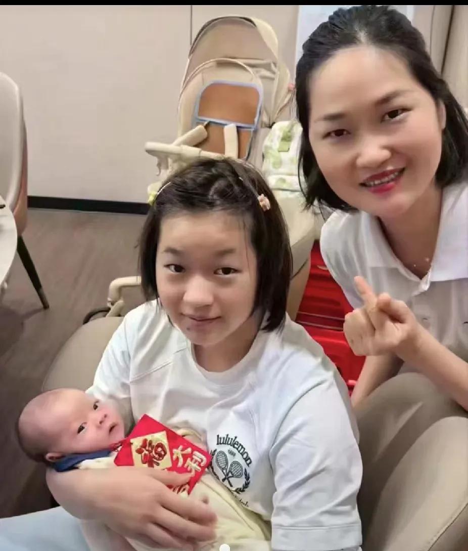 这位月子宝宝太幸福了竟然被国宝姐姐婵宝抱在怀里，被婵宝抱过的孩子，必定是福气满