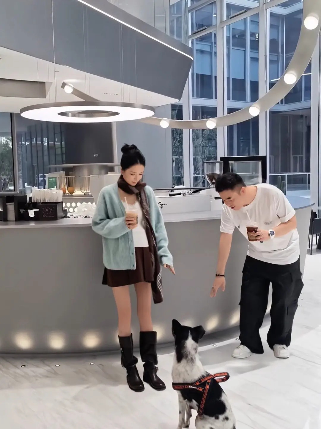 薇娅的二胎已经35周了，她孕期也保持的很好，四肢纤细，只有肚子胖了