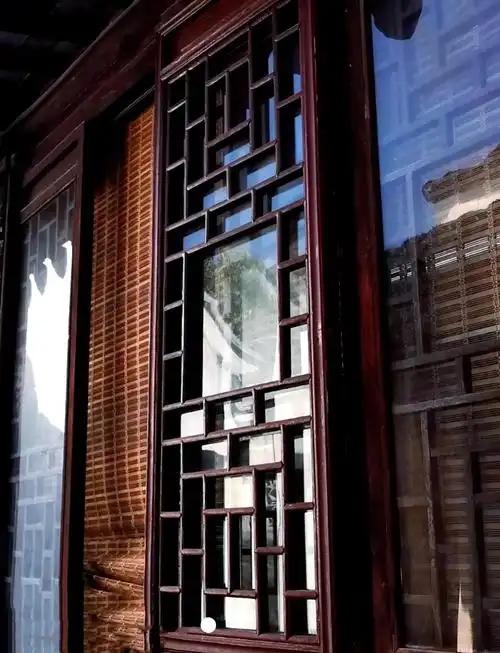 唐代窗棂延续南北朝直棂化传统，是木构建筑的核心配饰，其简约风格既适配唐代建筑的雄