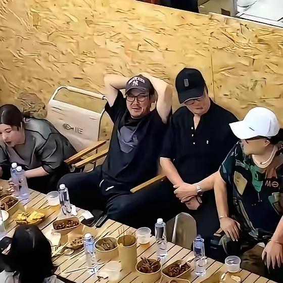 沈腾在阿那亚吃烧烤火了不是因为菜是因为他老婆王琦，都盯着她的身材。