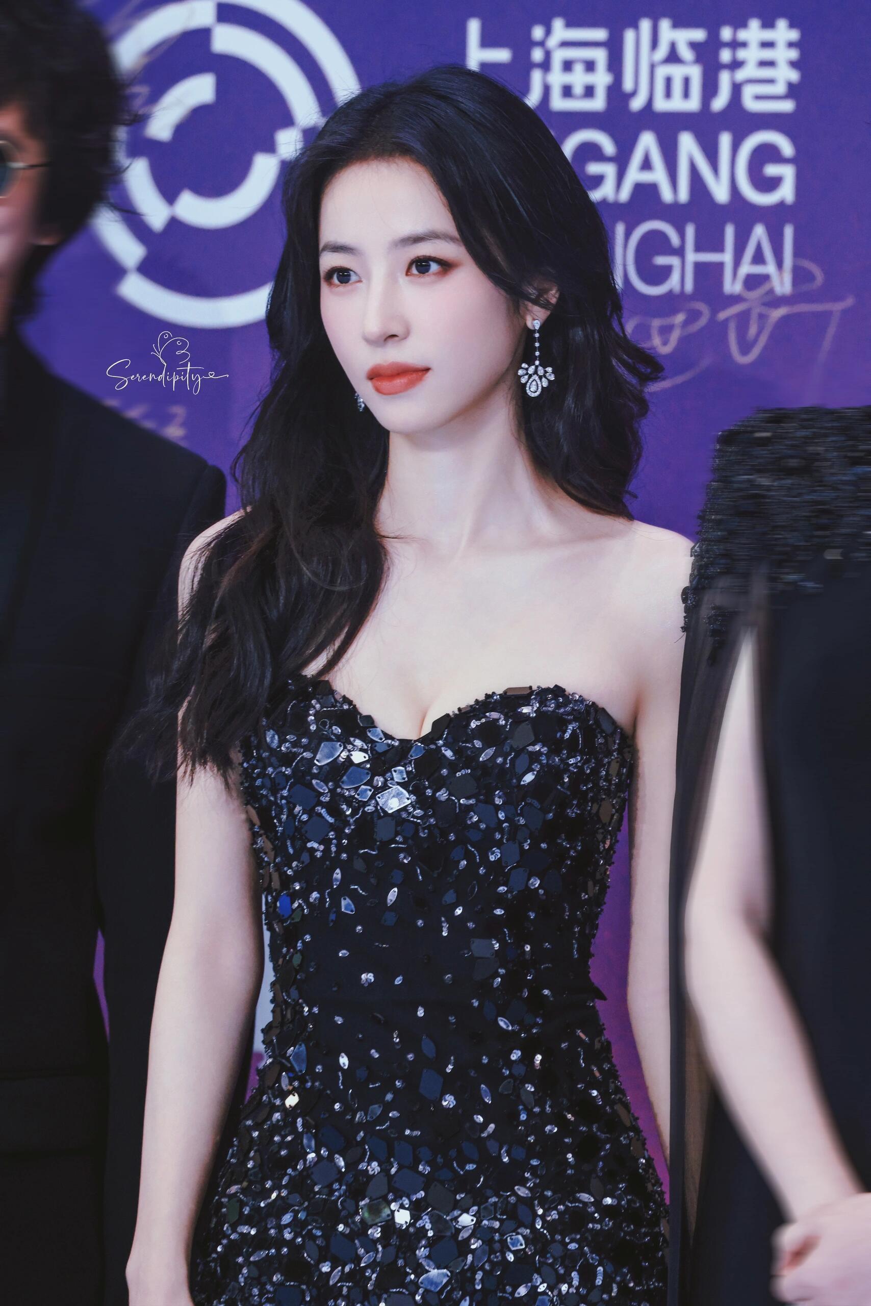 周雨彤上次白玉兰颁奖礼造型姐姐星光长裙好美～