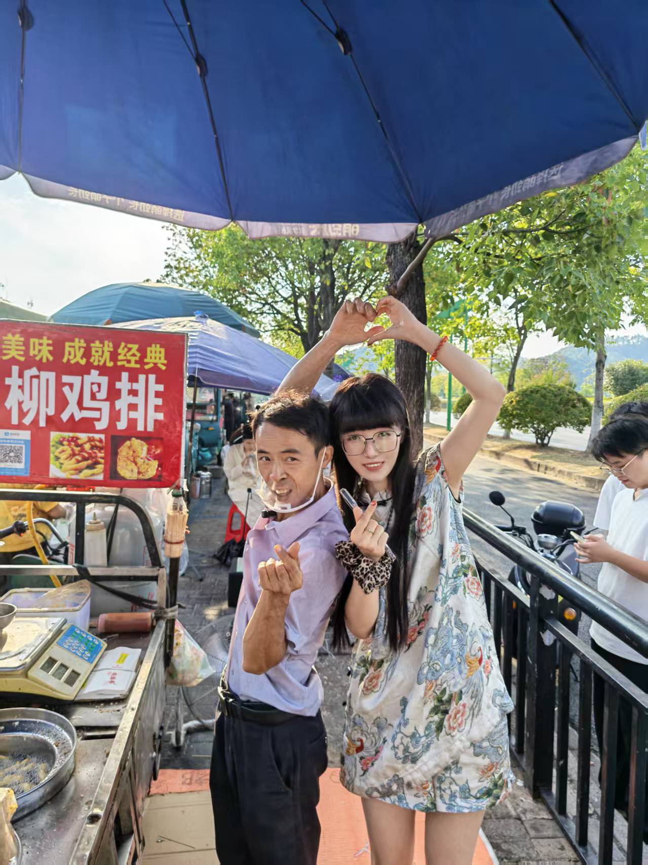 嘿嘿嘿见到鸡排哥啦！鸡排好吃，鸡柳和外面的味道一样的。​​​