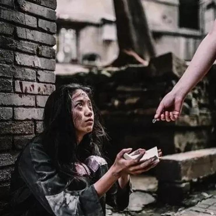 1977年，北京知青谢炳义买了两碗面递给乞丐女子，然而女子却寸步不离的跟着他，他