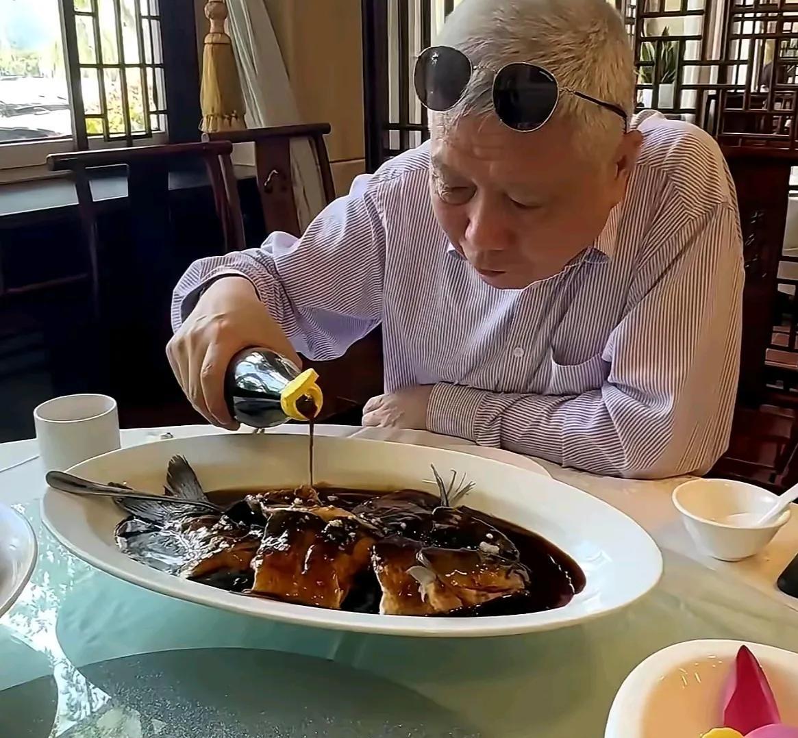 马未都去吃西湖醋鱼绝对就是砸场子去的，有那个好人去吃饭还自己带瓶醋的？西湖醋鱼好