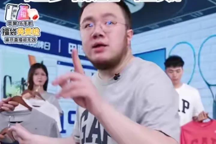 为什么我感觉巴图总像一个穆斯林一样，年纪轻轻留着大胡子，把自己打扮的特别老成。