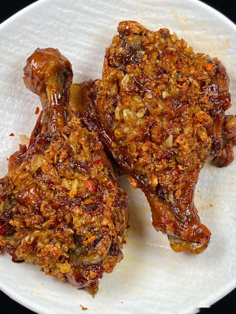 蒜香黄油鸡腿🍗鸡腿🍗烤得外焦里嫩，蒜香浓郁一口咬下去肉嫩多汁，好吃到吮手指食