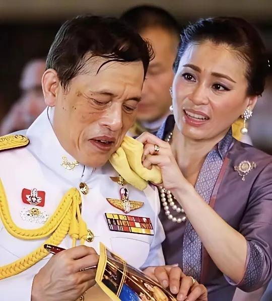 苏提拉能上位，凭的都是实力，难怪泰王离不开她一句“我也没听清楚”，将情商发挥到