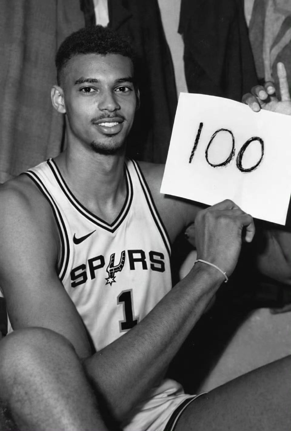 今天文班亚马对阵湖人，没能砍下100分，真的越想越可惜。开场第一节他只打了8