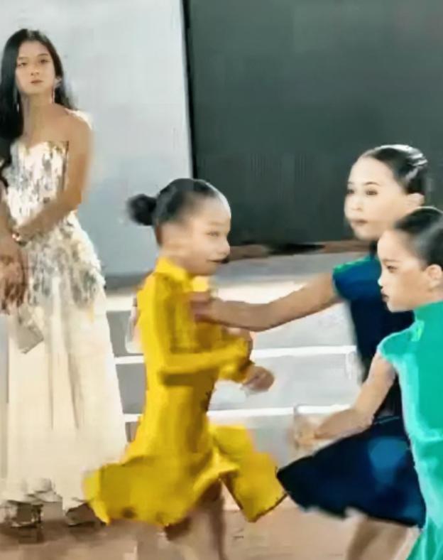 “这一幕看懵了！”深圳一场拉丁舞比赛中，黄裙女孩正在认真跳舞，蓝裙女孩却突然从旁