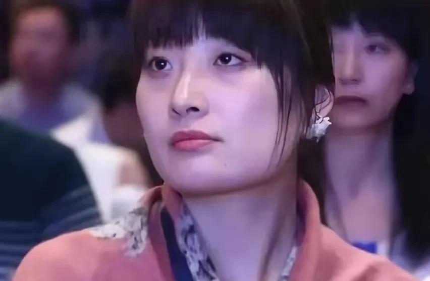 说实话，宗馥莉她一路走来真是不容易，如果不是隐忍，现在就没她什么事。她父亲有私