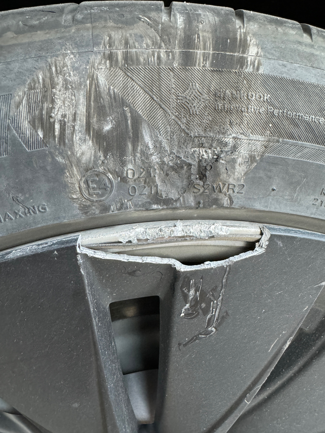 轮胎侧面剐蹭轮胎侧面刮到马路牙子，露出了线。这样的轮胎有没有必要换？