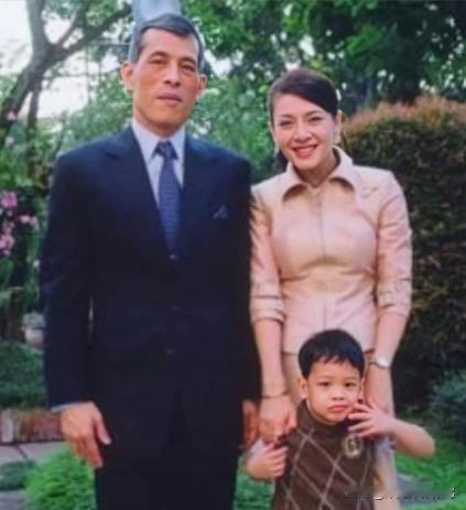 当年一头乌发的西拉米伴在顶着白发的泰王身边,她以为自己会是泰王最后一个女人。但她