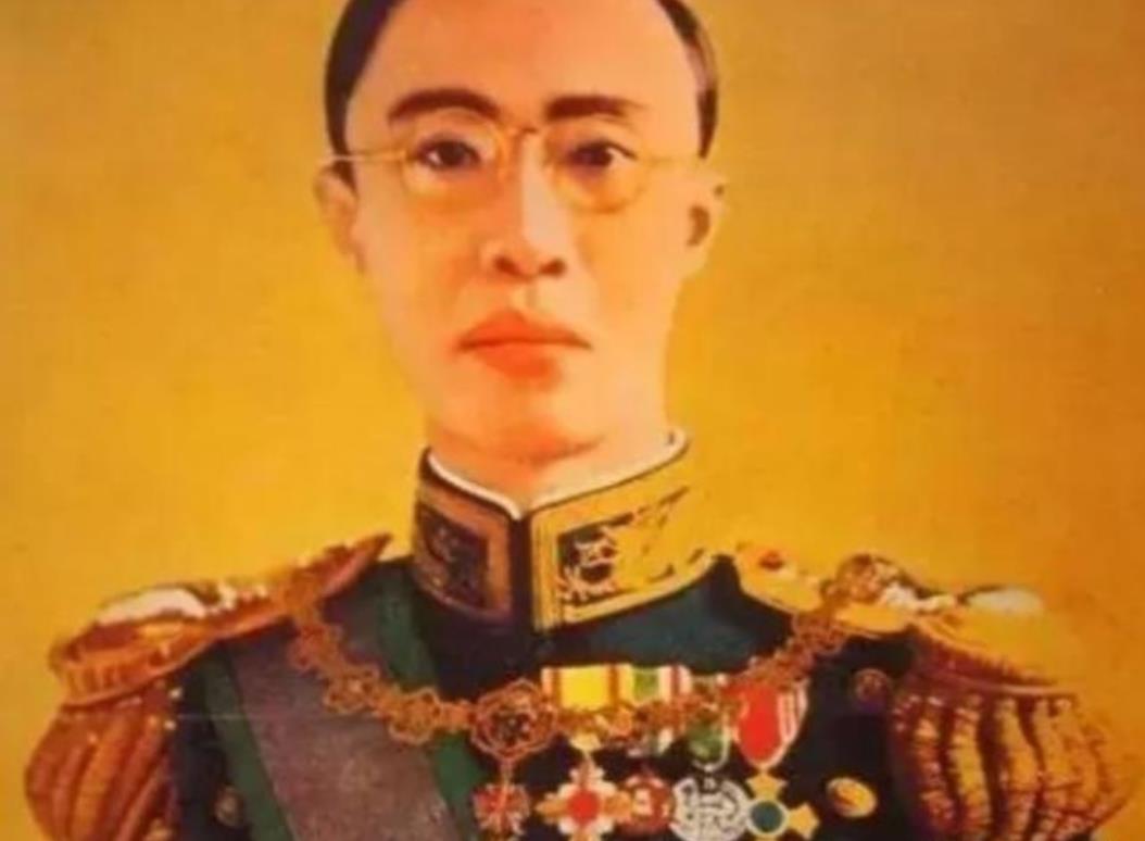 1950年，正在接受改造的溥仪听到中国出兵支援朝鲜，突然撕开棉衣，取出一物件说：