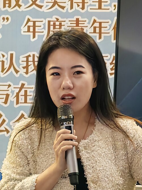骂完了民粹，来说几句蒋方舟的成名。她的成名，在文学、艺术和个人才华上，是媒体、商