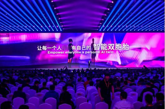 全民喜提个人超级智能体。5月7日，在联想创新科技大会上，联想集团执行副总裁兼中国