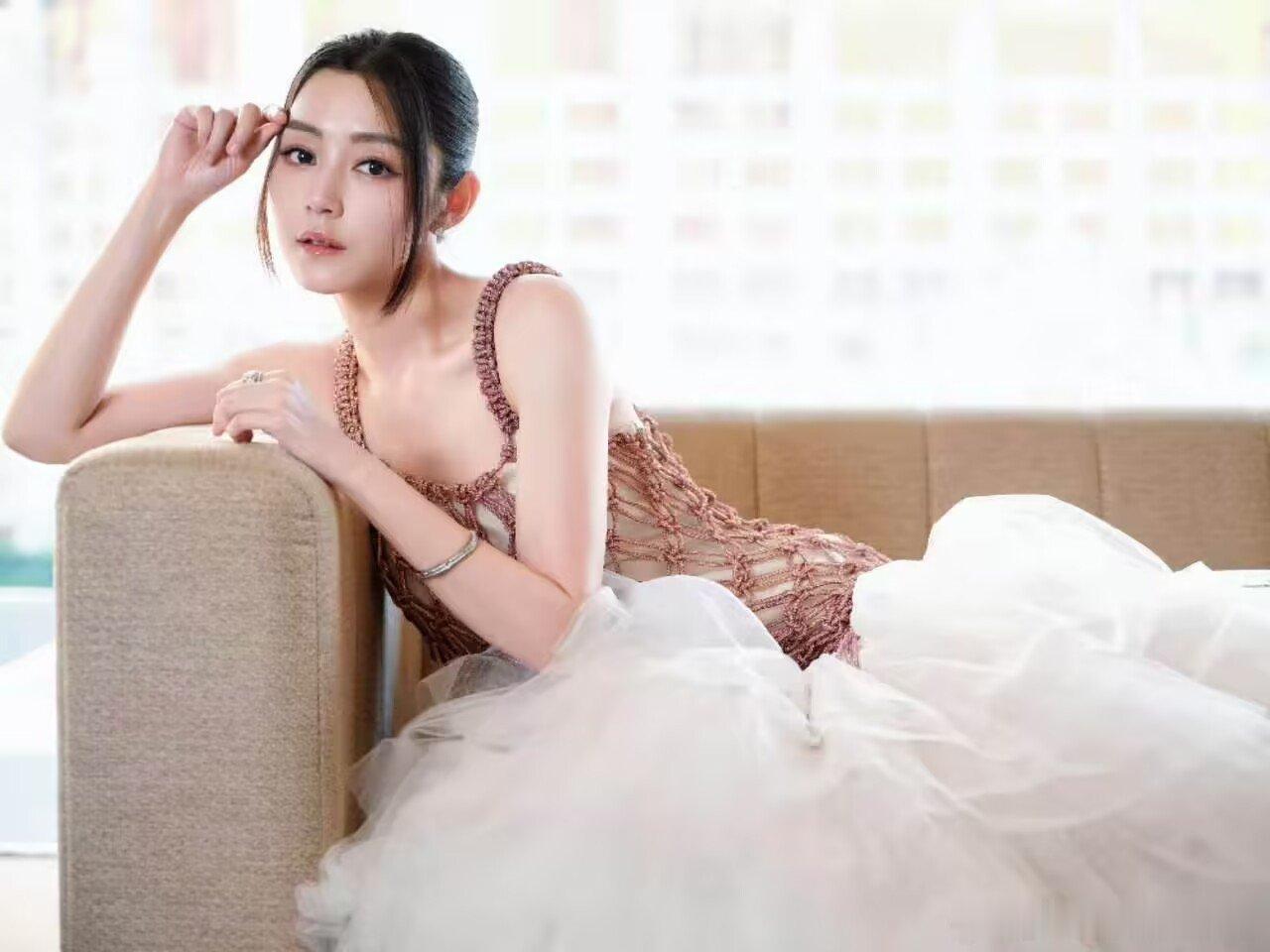 #偶遇卫诗雅和吴千语#偶遇卫诗雅和吴千语的路透太有看点，没有过度修饰，卫诗雅端庄大方，吴千语活泼亮眼