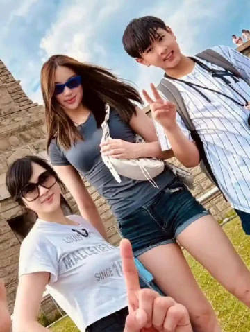 吴尊女儿居然才14岁，发育的好快啊，气质成熟，五官也很精致！​​​​