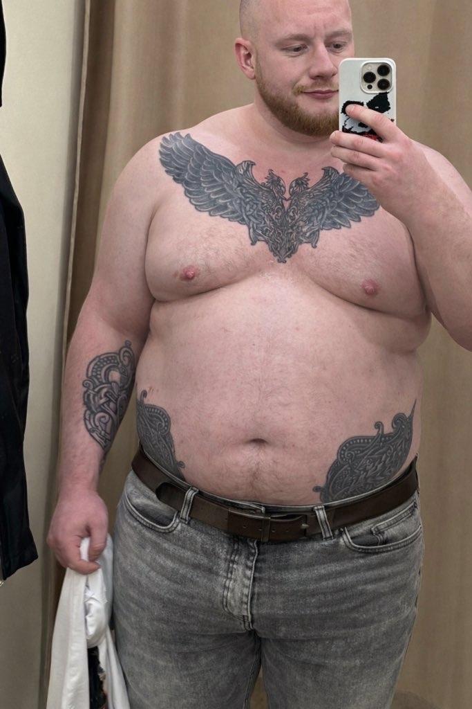 俄罗斯网红СанАндроид发布健身前后对比照。