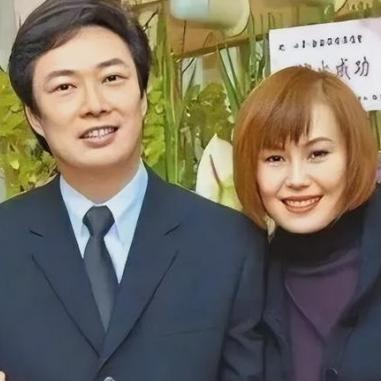 一次，费玉清在日本女友家留宿，女友贴心地为他放好洗澡水，结果他刚跨进浴缸，女友就