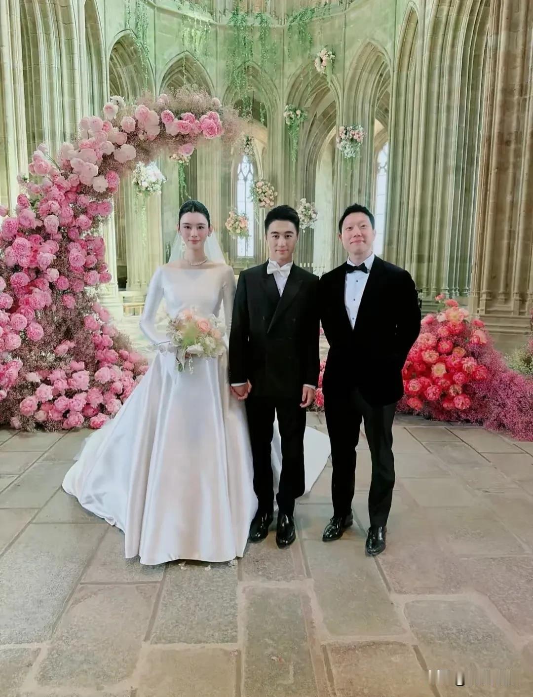 奚梦瑶和何猷君的婚礼，含金量越来越大了！[呲牙笑]旺旺集团现任总经理，也最大可能