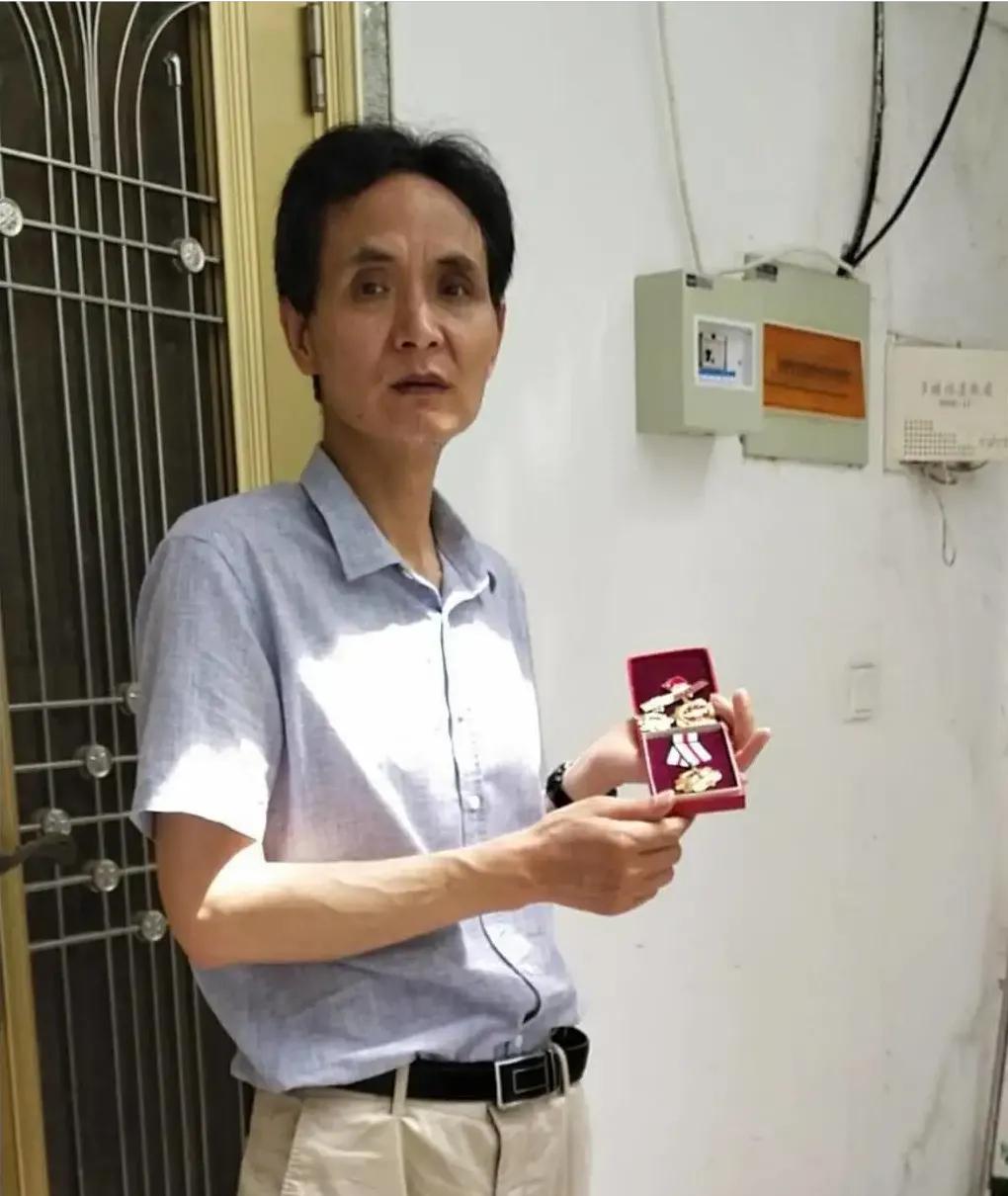 🌛对越自卫反击战一等功臣张长海，潜伏3天3夜，不吃不喝，大小便随身排出。4