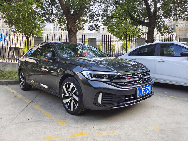 奔跑的腾子假如你年少有为开速腾，爱情里面有人疼，早晚有一天你会听到那句：恭喜您