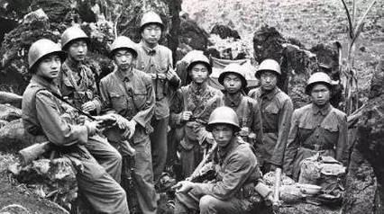 1984年老山战役期间，22岁陈洪远迷了路，误入1个山洞。他慢慢摸进去，突然，背