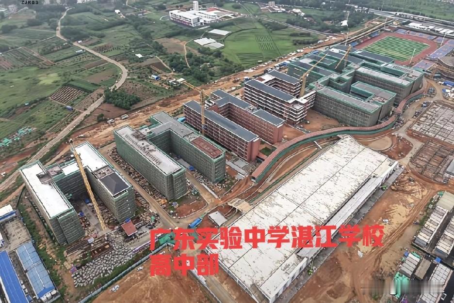 随着广东实验中学湛江学校高中部、湛江一中海东新校区、湛江二中海东中学（重建）相继