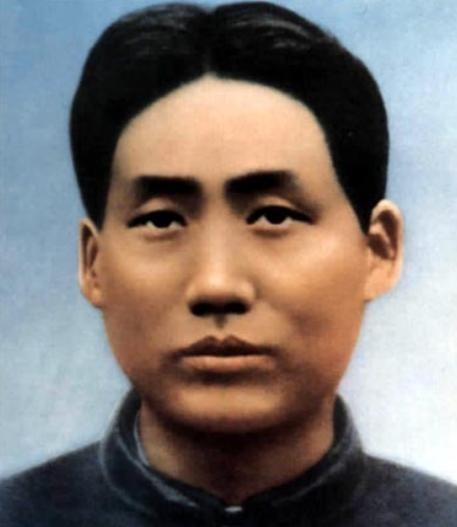 1927年，毛泽东被捕后，在押去处死路上，突然对一名团丁说：“老哥，我腿疼，伤筋